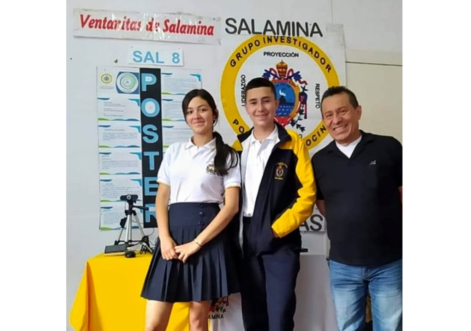 Estudiantes Laura Sofía Arcila Soto, Juan Fernando Bedoya Franco y el docente Héctor Fabio Álvarez Loaiza, de la Institución Educativa Pío XII, de Salamina.
