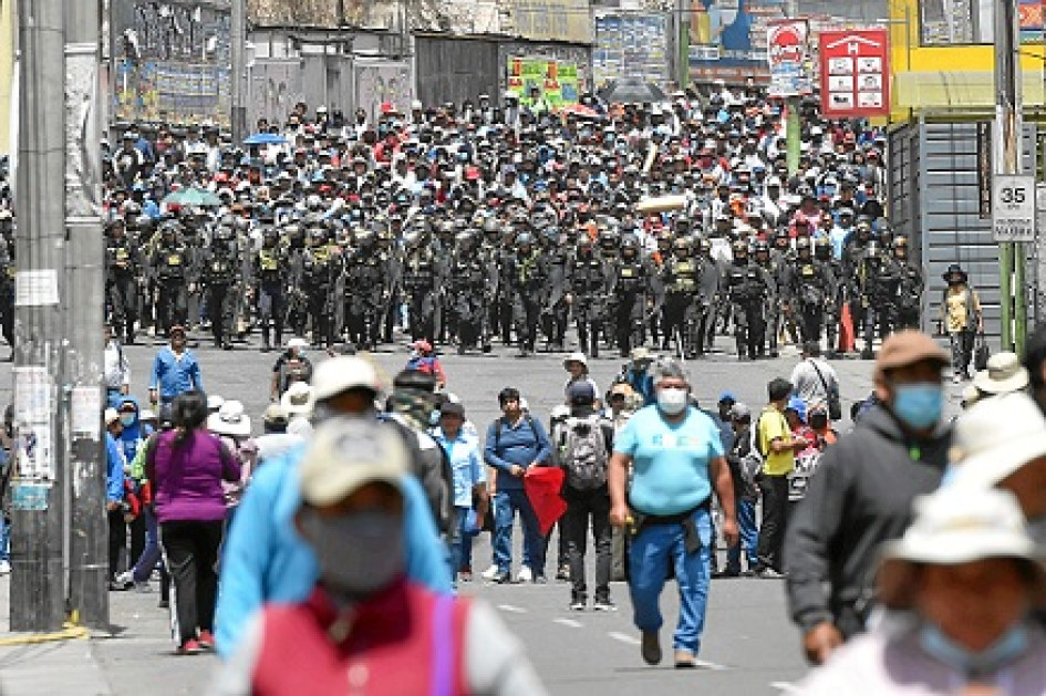 Policías vigilan una manifestación en Arequipa (Perú).