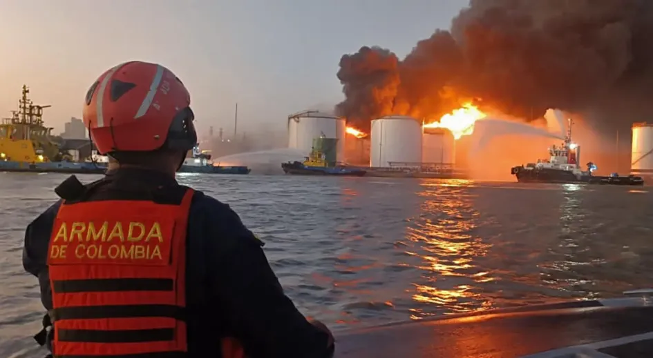 Fotografía cedida por la Armada de Colombia que muestra el incendio en un depósito de combustible junto al río Magdalena, el miércoles, en Barranquilla.