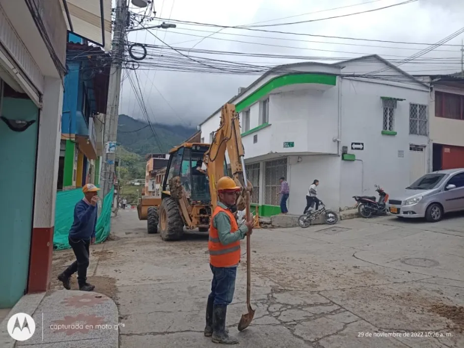 Ciudadanía no respeta las señales en obra de calle de Manzanares
