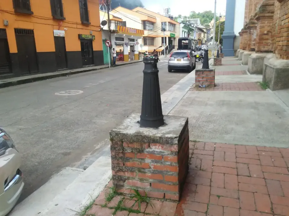  La comunidad espera atenta la reposición de las siete luminarias junto al templo La Candelaria, que fueron partidas.