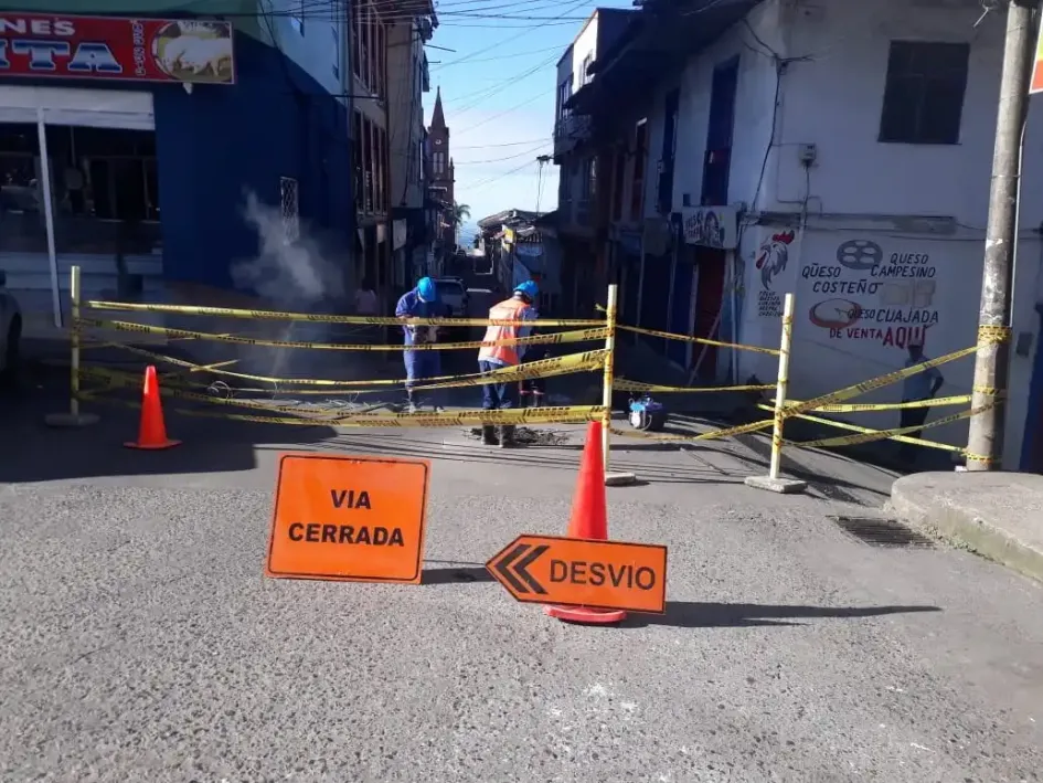 Están reparando cámara de alcantarillado afectada en Anserma