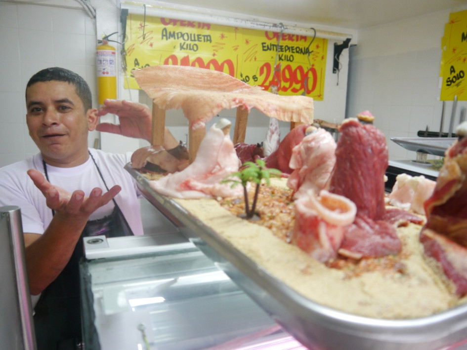 El carnicero Henry Nélson Sánchez afila cuchillos para presentar el pesebre más novedoso de Chinchiná, que es elaborado con piezas de res y cerdo. Lleva 22 años con la tradición de hacerlos con carne y los exhibe en su fama ubicada en el sector de Bomberos, de Chinchiná.
