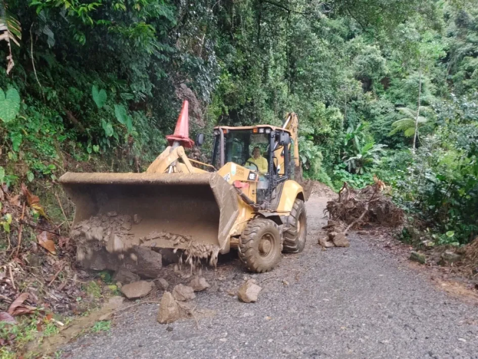 Maquinaria amarilla trabaja para habilitar el paso en las vías de Caldas afectadas por las lluvias. 
