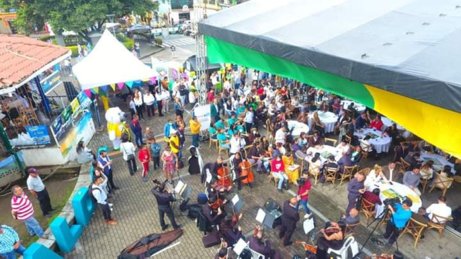 El balance de gestión de la Gobernación de Caldas en Villamaría causó un gran trancón en el municipio porque, por varios días, se cerraron vías del parque principal.