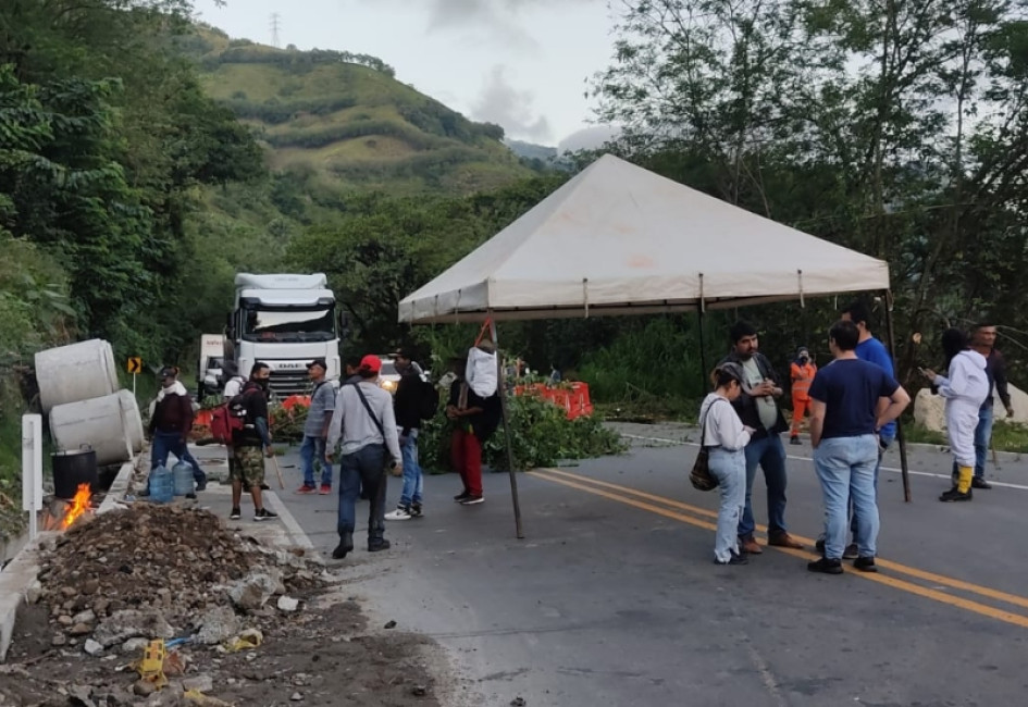 Este es el cierre vial que se presenta cerca al municipio de Marmato, en Caldas, debido a protestas mineras. 