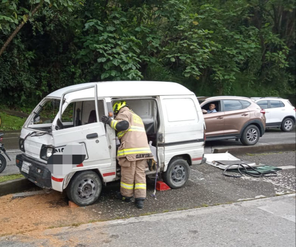 El Cuerpo de Bomberos atendió el accidente.