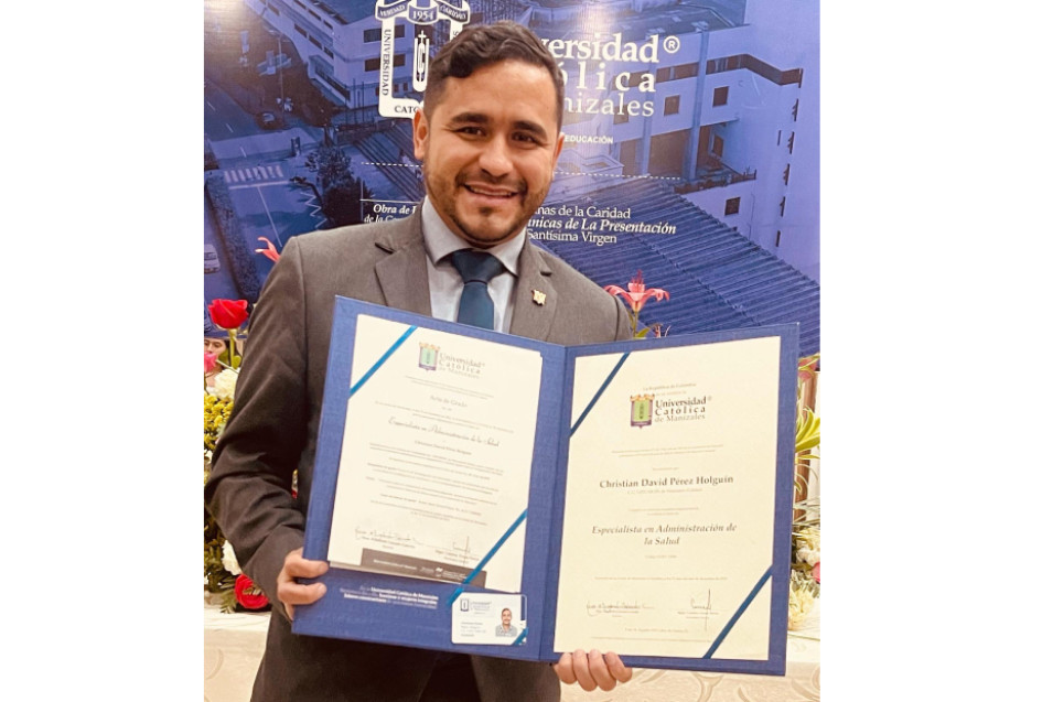 El concejal de Manizales Christian Pérez se graduó como especialista en Administración de la Salud.