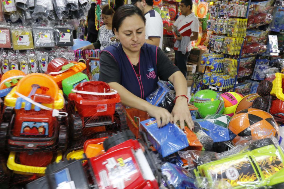 Fotos | Darío Augusto Cardona | LA PATRIA   Bolquetas, carros, muñecas, superheroes, set de cocinas, algunos de los jueguetes más comprados.