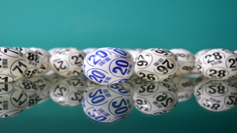 Bolas de lotería en una mesa.