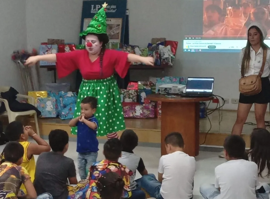 Entrega de regalos en El periódico de casa