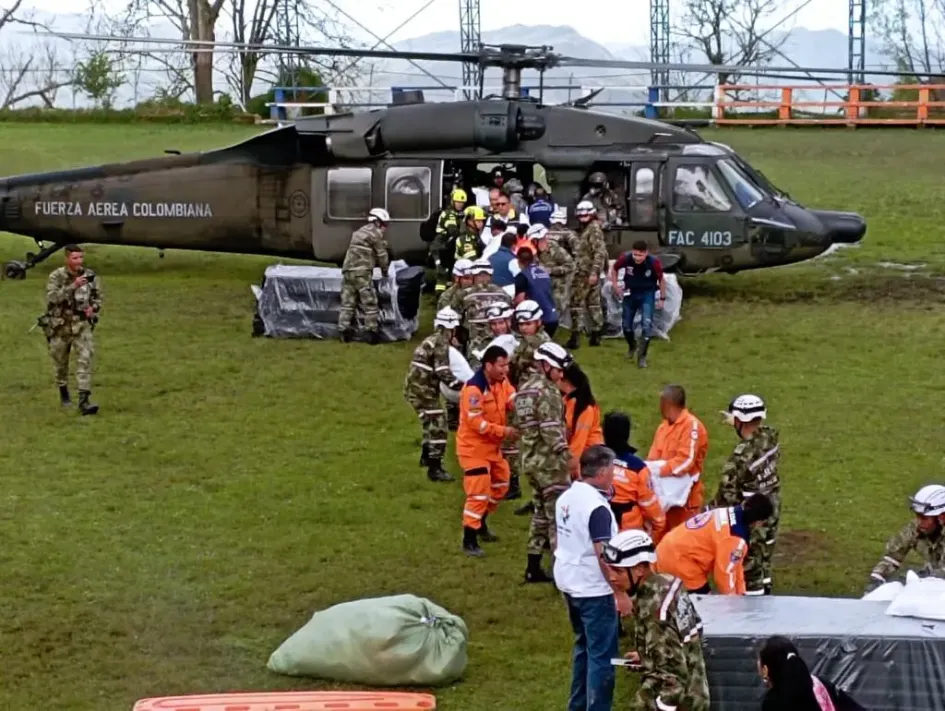 La Brigada de Ingenieros de Atención y Prevención de Desastres en coordinación con @Ejercito_Div3 realizan la evacuación de seis familias afectadas por la emergencia en el sector el túnel en Rosas, Cauca