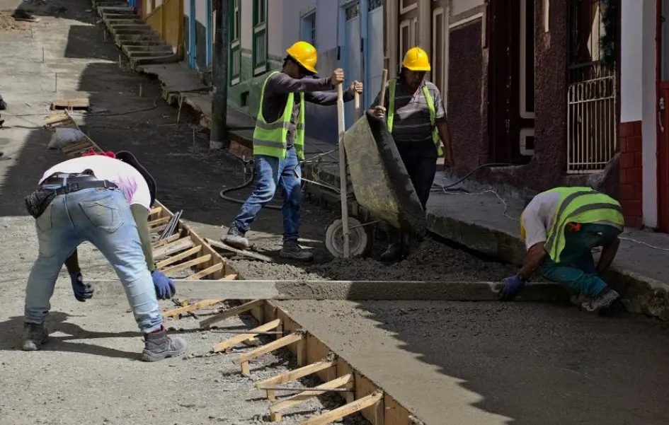 Trabajos de pavimento en el Barrio Obrero de Salamina.