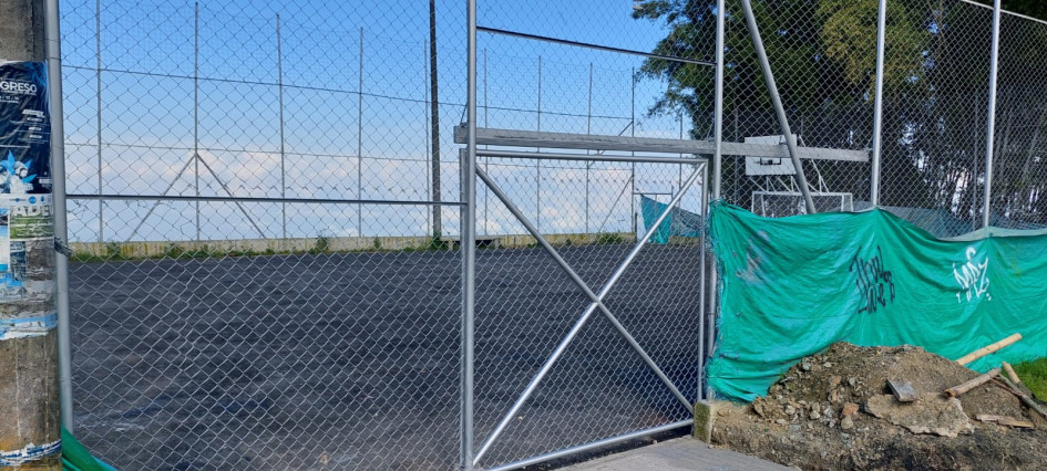A la cancha detrás del monumento a Los Colonizadores le falta la demarcación. Está cerrada con candado.