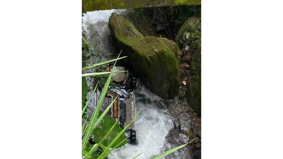 En el vehículo se movilizaban las dos personas que murieron.