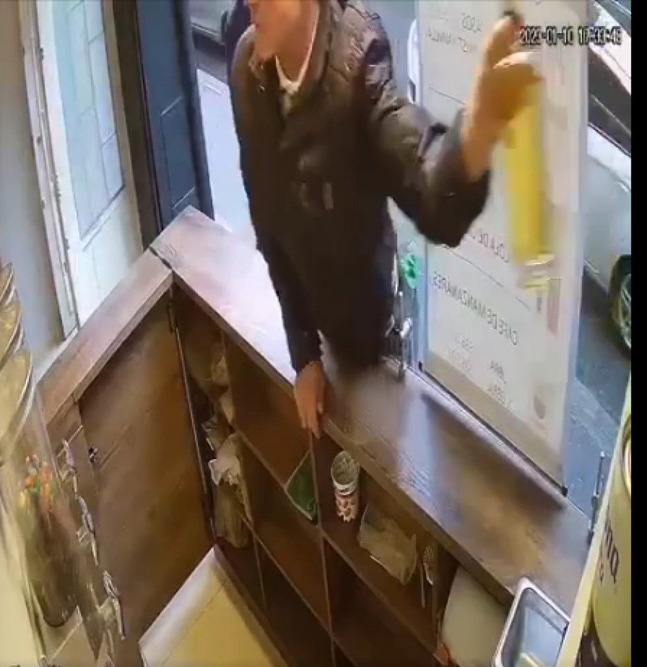 Se llevó una botella de aguardiente.