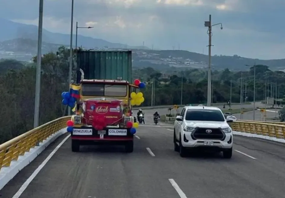 Por el puente de Tienditas cruzaron tres tractocamiones colombianos con 96 toneladas de productos alimentarios hacia Venezuela. 