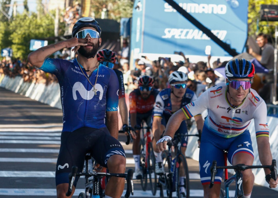 El nacido en La Ceja (Antoquia) ganó la cuarta etapa de la clásica argentina y se enfundó el maillot blanco con cuadritos celestes que adorna al líder.