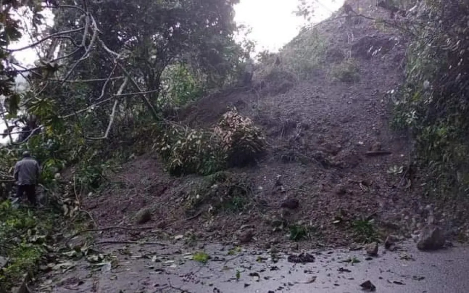 Este es el derrumbe que mantiene incomunicados a los dos municipios. 