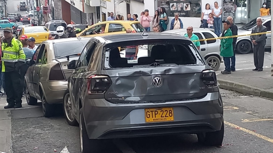 Un grupo de personas vandalizó el carro con el que atropellaron a los peatones.