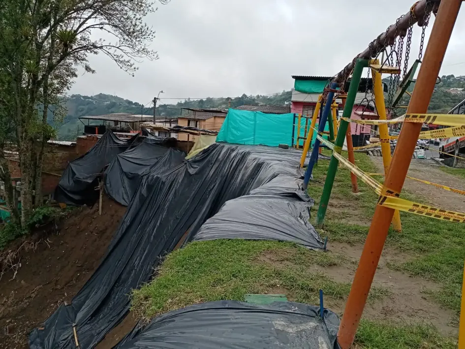 El parque infantil en La Floresta (Villamaría), en riesgo por deslizamiento. 