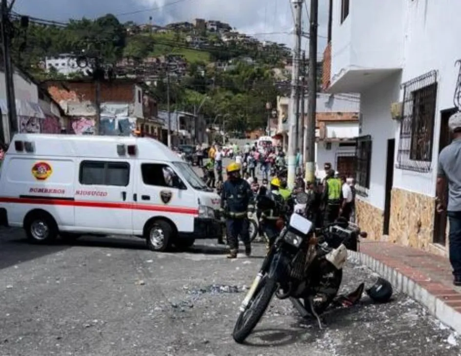La moto en la que se transportaban ambos hombres quedó destruida y en pedazos por el lugar. Esta es la zona en la que ocurrió el desastre.