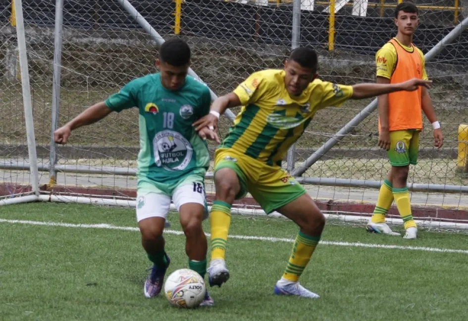 Acción de juego del partido entre Caldas y Huila. 