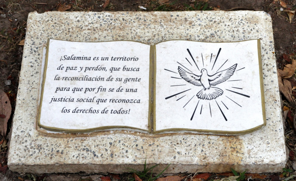 La placa que invita a la reconciliación.