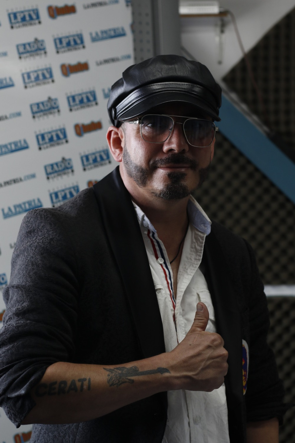 El cantautor asegura que haber estudiado Comunicación Social y Periodismo le ha servido para promocionar su música y desenvolverse en los medios.