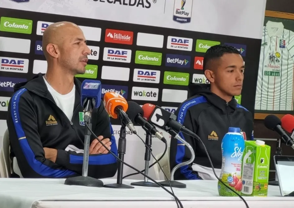 Elkin Soto (i), técnico encargado del Once Caldas, junto a Jorge Cardona en rueda de prensa.