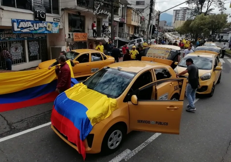 Operación tortuga de los taxitas por la Avenida Santander de Manizales, en el sector de El Triángulo. 