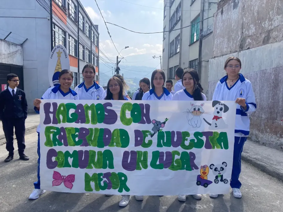 Previo a la jornada de limpieza, los estudiantes del Instituto Manizales realizaron un desfile. 