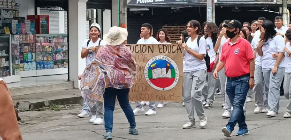 Alumnos de la Institución Educativa Dorada exigen obras y manejo de árboles y raíces.