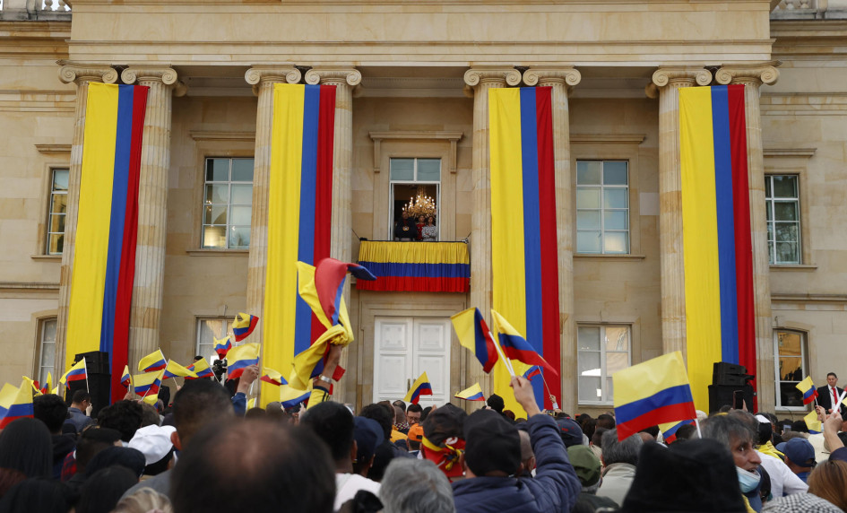 Se dirigió desde un balcón de la Casa de Nariño adornada con la bandera nacional a una multitud congregada en la Plaza de Armas.