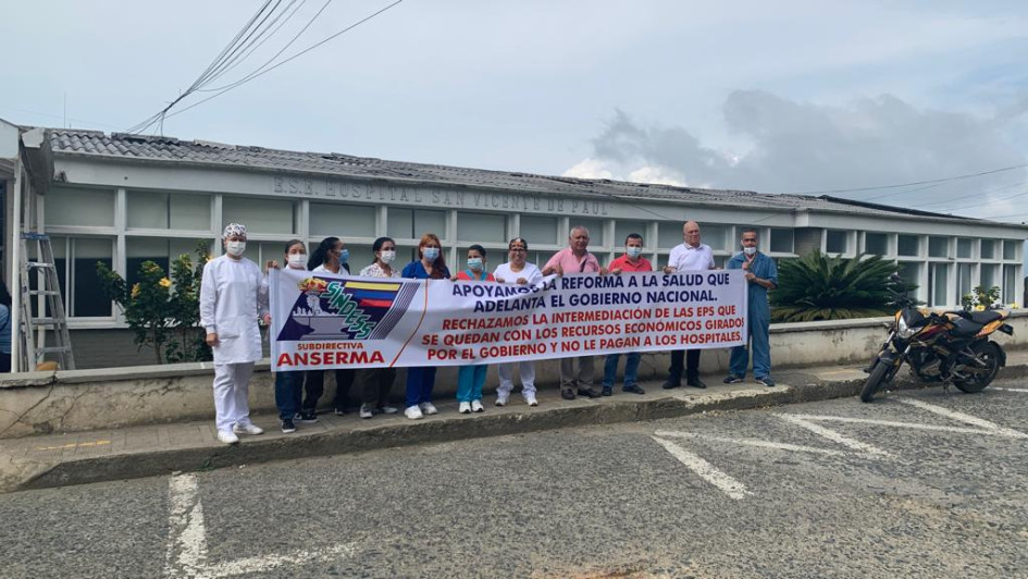 El personal del Hospital manifiesta que esta situación ha tenido al centro de salud con dificultades económicas, situación que esperan desaparezca con el giro directo del dinero.