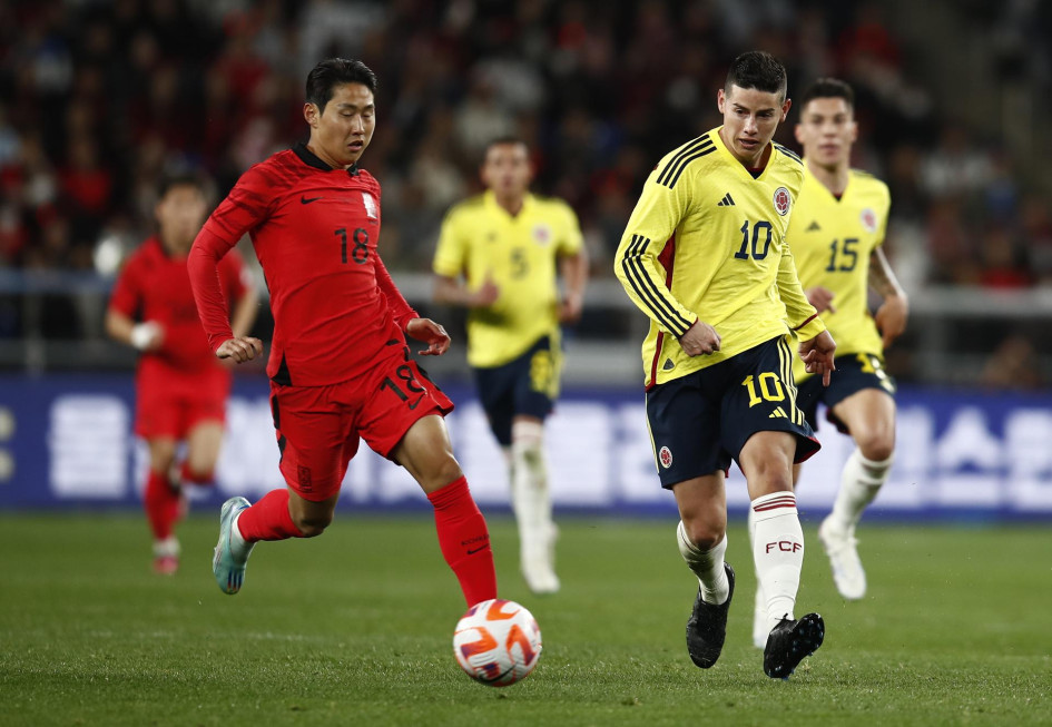 El coreano Kang-in Lee disputa un balón contra James Rodríguez, quien hoy retornó a la capitanía del seleccionado colombiano y marcó el primer tanto para los cafeteros.