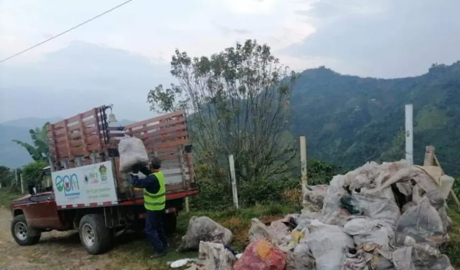 Con puntos de acopio se organiza la recolección de basuras por primera vez en las áreas rurales de Neira.