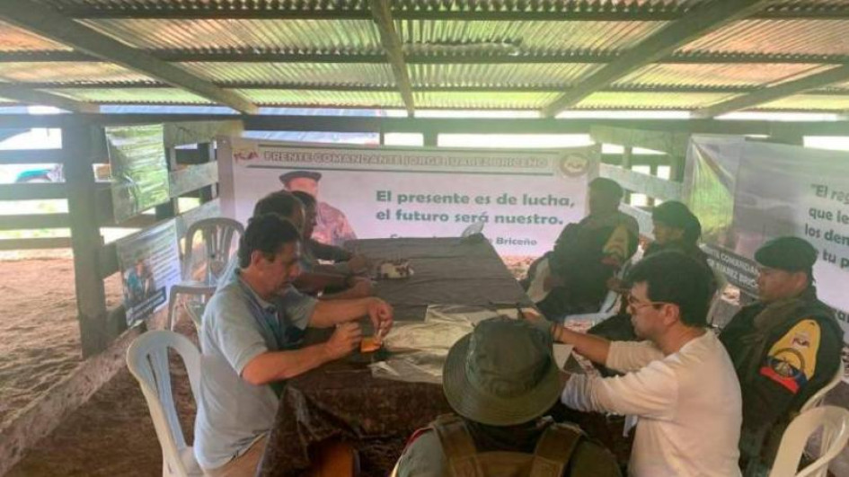 Foto | Tomada de @petrogustavo  | LA PATRIA El comisionado de paz, Danilo Rueda, se reunió hace meses en Caquetá con líderes de las disidencias de las Farc para explorar un diálogo.