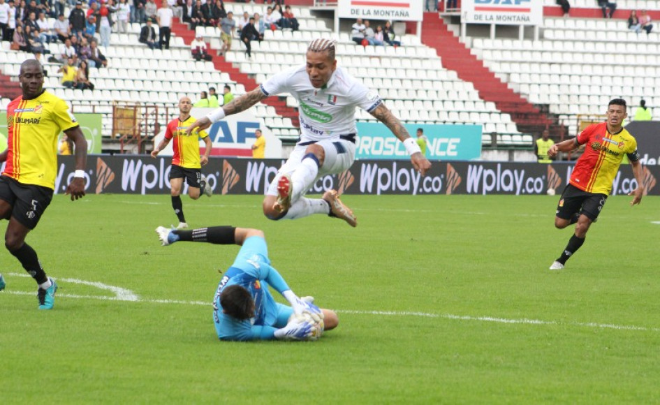 Dayro Moreno salta por encima de Aldaír Quintana en una de las acciones ofensivas del Once Caldas ante el Pereira en el clásico 216. 
