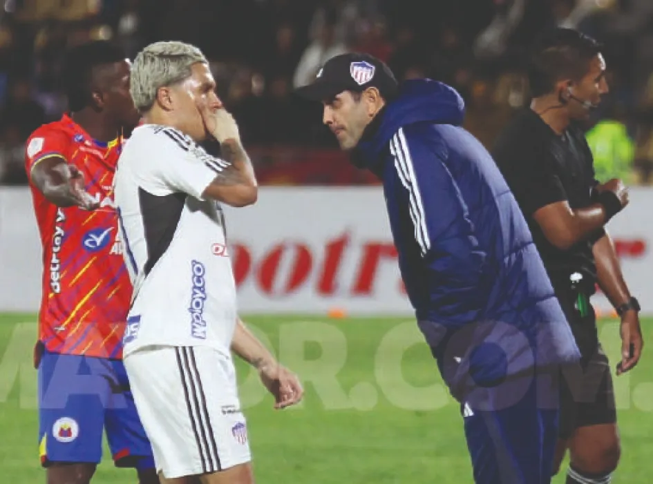 Arturo Reyes (d), con Juan Fernando Quintero, refuerzo estelar del Junior este año. 