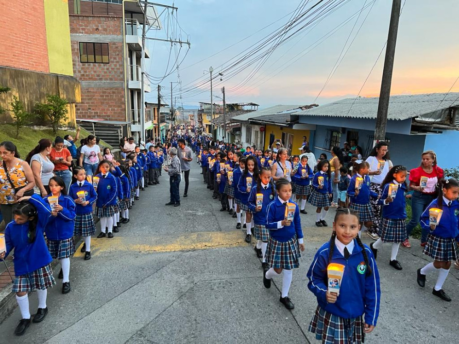 Los estudiantes marcharon por las calles del municipio por motivo de celebración de los 85 años de su Institución.