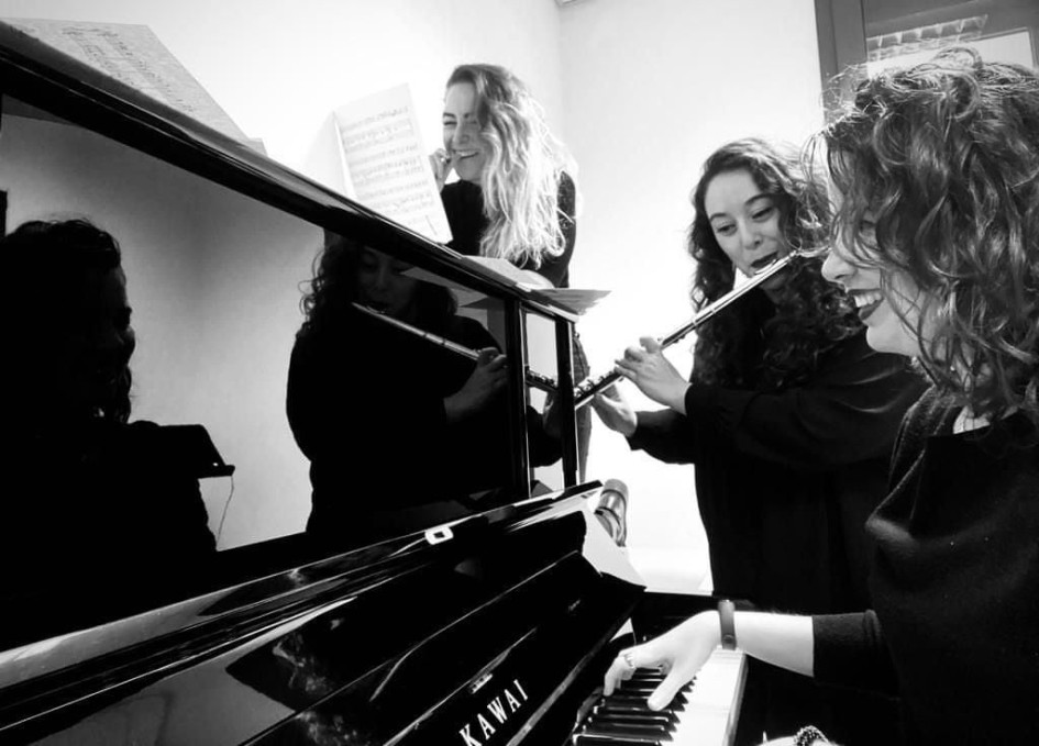 Sakira Ventura (centro) toca la flauta traversa en un concierto didáctico sobre compositoras en España, acompañada de otras músicas.  Foto l Cortesía l La Patria