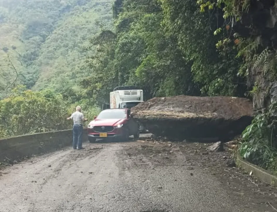 Esta es la roca que cayó a la vía. Supera el tamaño de algunos carros particulares. 