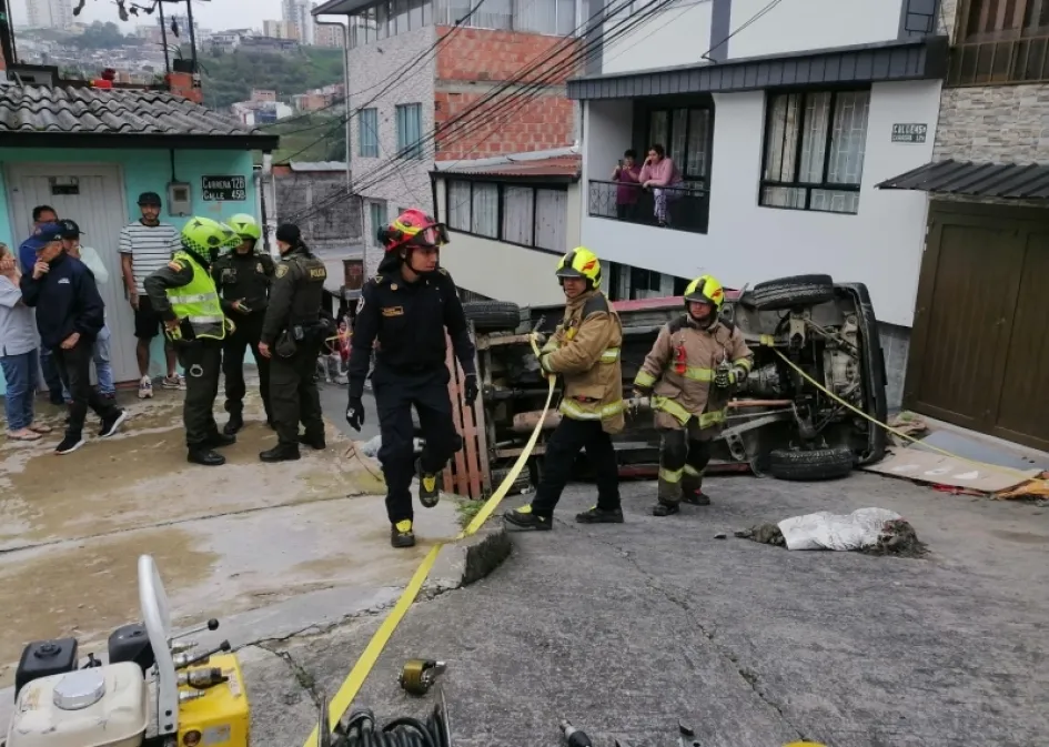 Este es el accidente en el que perdió la vida el conductor de esta camioneta que se volcó. 