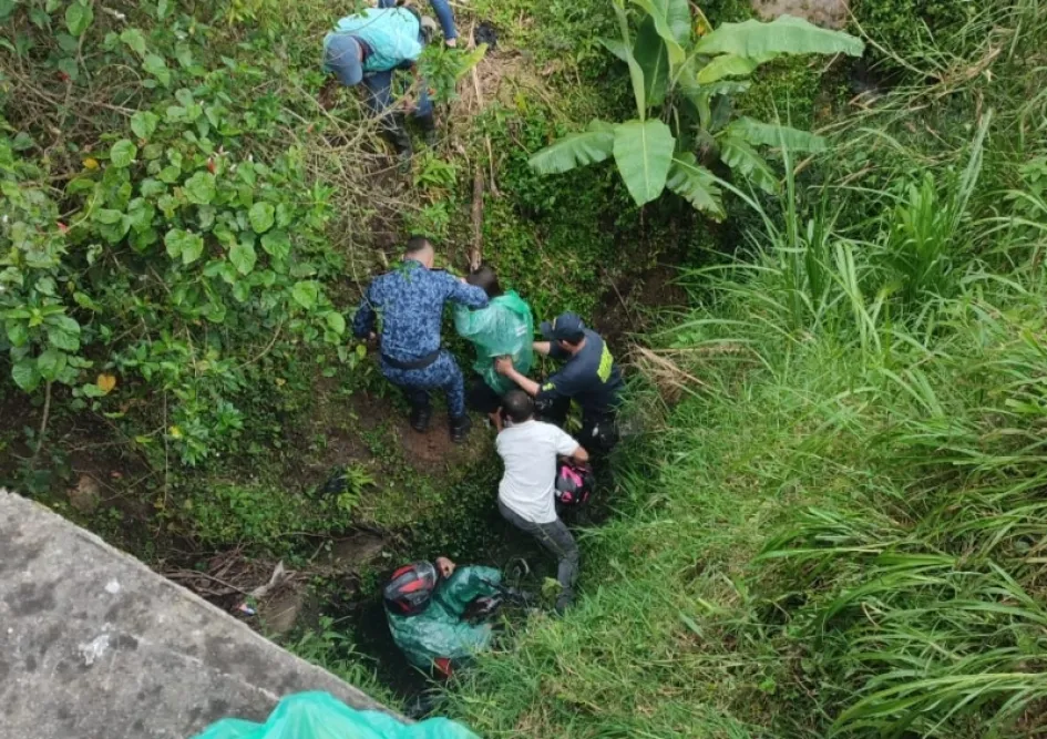 Los motociclistas son auxiliados por guardias del Inpec y bomberos.
