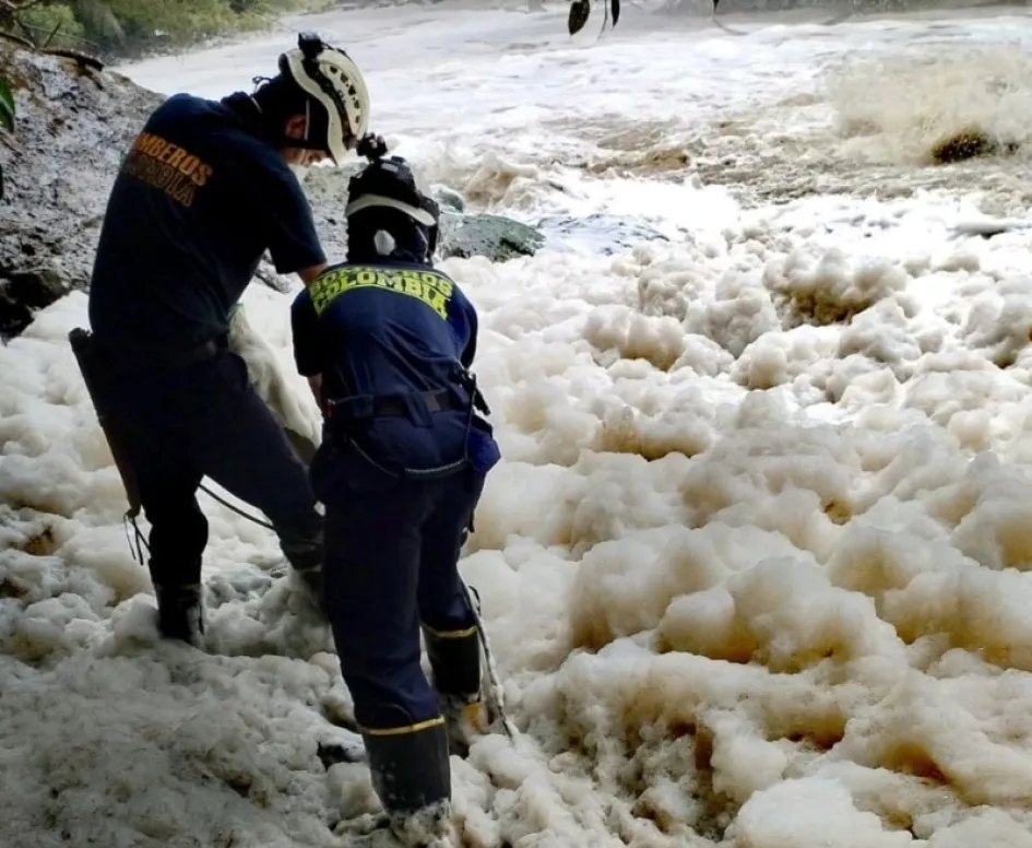 Bomberos de Chinchiná en la recuperación del cuerpo. 