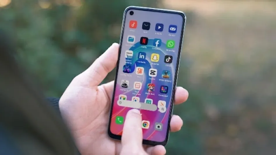 persona usando pantalla táctil de celular