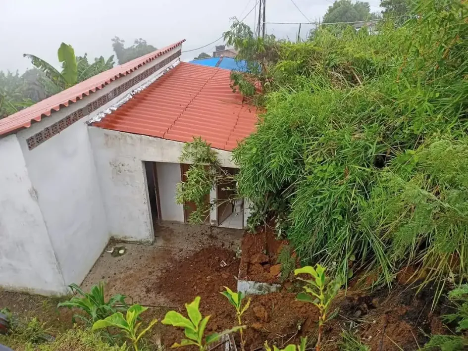 El derrumbe sobre la escuela de la vereda El Madroño, de Belalcázar. 