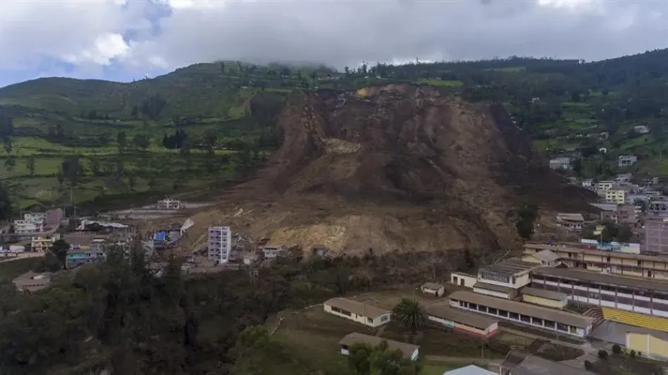 Fotografía aérea muestra hoy una vista general de la destrucción causada por un deslizamiento de tierra, en Alausí (Ecuador).