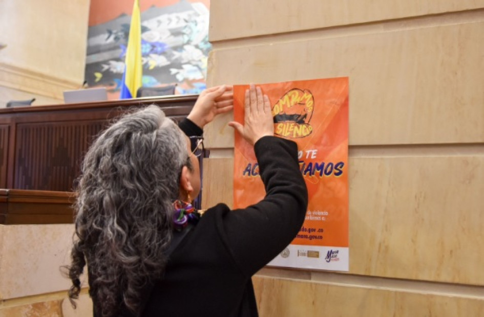 La senadora María José Pizarro con la pancarta del lanzamiento de su campaña “Rompamos el silencio, en esto te acompañamos”, que busca acabar el acoso y el abuso sexual en el Congreso.